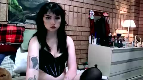 Snapshot of laylakills chatting on 12/21/25, 05:25 Layla Kills online show from 12/21/25, 05:25