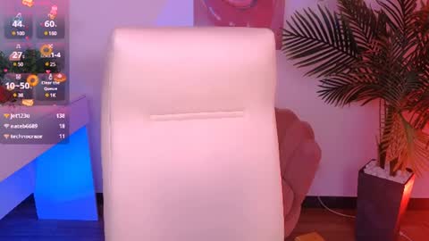 Snapshot of layriantavee chatting on 02/05/25, 01:00 layriantavee online show from 02/05/25, 01:00