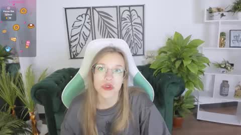 Snapshot of layriantavee chatting on 09/18/25, 06:04 layriantavee online show from 09/18/25, 06:04