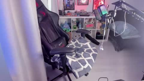 Snapshot of lazy_haze chatting on 03/12/25, 08:08 Haze aka Slava online show from 03/12/25, 08:08