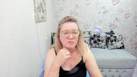 Snapshot of lea_fruit chatting on 12/30/24, 11:37 Lea online show from 12/30/24, 11:37