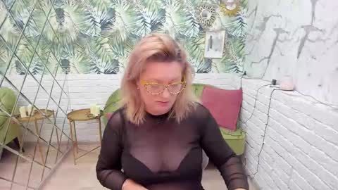 Snapshot of lea_fruit chatting on 01/04/25, 08:06 Lea online show from 01/04/25, 08:06