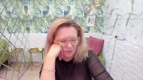 Snapshot of lea_fruit chatting on 01/04/25, 11:43 Lea online show from 01/04/25, 11:43