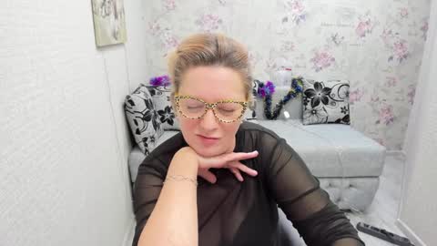 Snapshot of lea_fruit chatting on 01/11/25, 11:45 Lea online show from 01/11/25, 11:45