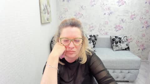 Snapshot of lea_fruit chatting on 01/18/25, 11:43 Lea online show from 01/18/25, 11:43