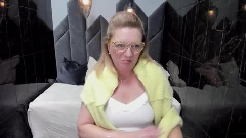 Snapshot of lea_fruit chatting on 02/09/25, 11:36 Lea online show from 02/09/25, 11:36