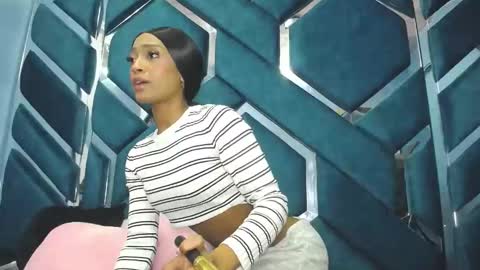 Snapshot of lea_sweetly chatting on 10/17/25, 01:25 lea sewwtly online show from 10/17/25, 01:25