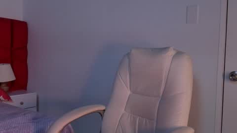 Lea Velle online show from 12/04/25, 06:44