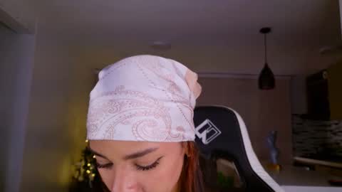 Snapshot of leah_cute3 chatting on 12/19/25, 04:19 leah_cute3 online show from 12/19/25, 04:19