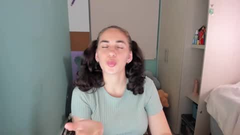 Snapshot of leah_sm chatting on 01/18/25, 12:35 Laura online show from 01/18/25, 12:35