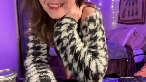 Leah Sparkles online show from 12/25/24, 05:05