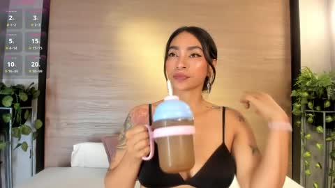 Snapshot of leamonroe__ chatting on 06/07/26, 12:20 Hey Im Lea online show from 06/07/26, 12:20