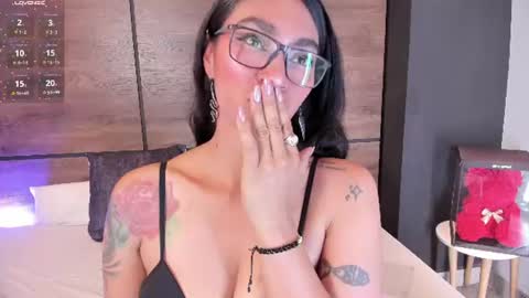 Snapshot of leamonroe__ chatting on 06/26/26, 04:44 Hey Im Lea online show from 06/26/26, 04:44