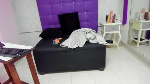 leamoreau__ online show from 11/15/25, 12:13