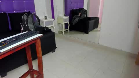 leamoreau__ online show from 11/21/25, 11:53