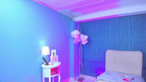 leamoreau__ online show from 12/20/25, 12:12