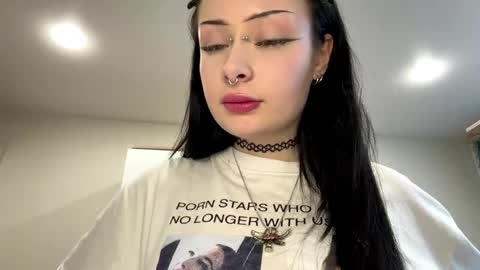 Snapshot of leanorabollman chatting on 03/31/26, 03:23 Kiki online show from 03/31/26, 03:23