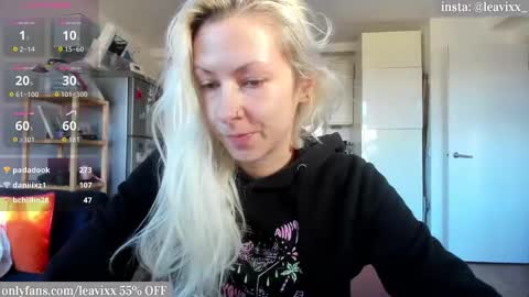 Snapshot of leavixx chatting on 10/25/25, 02:02 LeaVixx online show from 10/25/25, 02:02