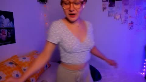 Snapshot of leazy_peasy chatting on 11/16/25, 05:24 Ellie online show from 11/16/25, 05:24