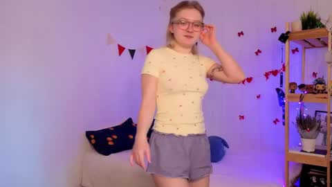 Snapshot of leazy_peasy chatting on 06/12/26, 06:34 Ellie online show from 06/12/26, 06:34