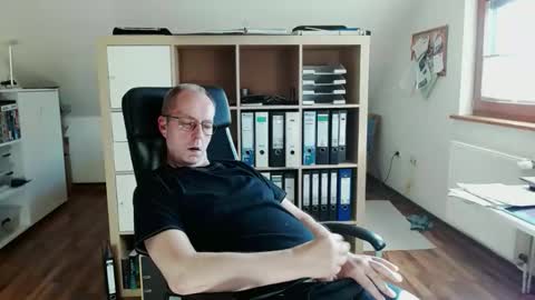 Snapshot of lefti27 chatting on 04/21/26, 03:50 Dave online show from 04/21/26, 03:50
