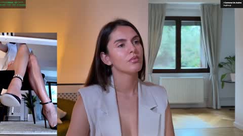 Elle  online show from 10/06/25, 08:01