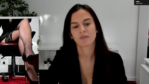 Elle  online show from 10/21/25, 06:03