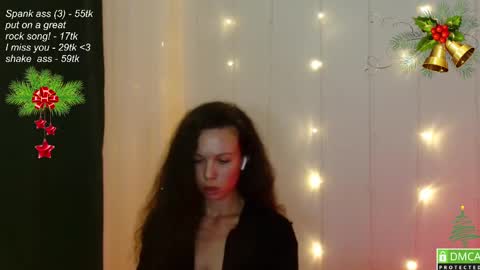 Snapshot of leia_bell chatting on 12/14/24, 04:20 hey Im Leia and I love rock online show from 12/14/24, 04:20