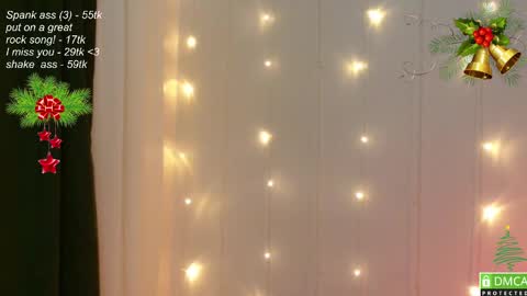 Snapshot of leia_bell chatting on 12/15/24, 04:48 hey Im Leia and I love rock online show from 12/15/24, 04:48