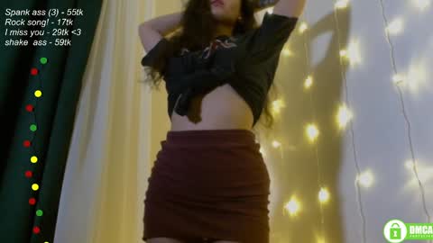 Snapshot of leia_bell chatting on 02/15/25, 06:44 hey Im Leia and I love rock online show from 02/15/25, 06:44