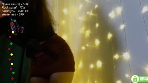 Snapshot of leia_bell chatting on 02/23/25, 06:12 hey Im Leia and I love rock online show from 02/23/25, 06:12