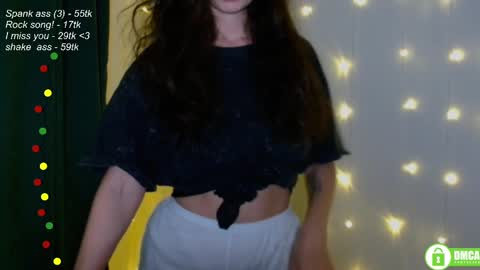 Snapshot of leia_bell chatting on 03/08/25, 06:16 hey Im Leia and I love rock online show from 03/08/25, 06:16