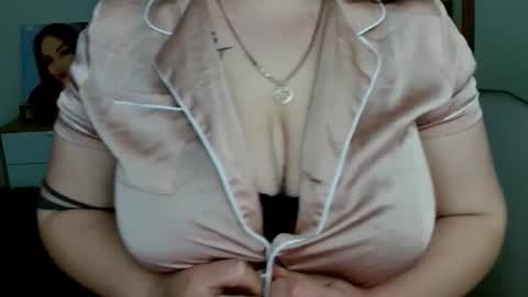 Snapshot of leila_beayte_ chatting on 06/19/26, 05:45 Leila online show from 06/19/26, 05:45