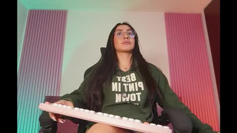 Snapshot of leila_petitee chatting on 02/22/26, 11:31 Leila online show from 02/22/26, 11:31