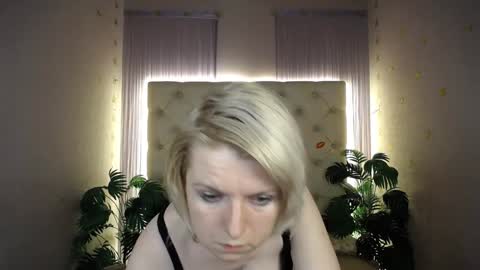 Snapshot of lena_paulles chatting on 12/27/24, 05:05 Lena online show from 12/27/24, 05:05