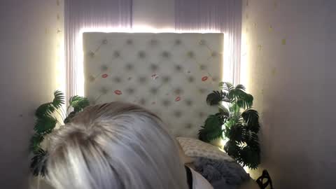 Snapshot of lena_paulles chatting on 01/12/25, 04:00 Lena online show from 01/12/25, 04:00