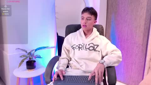 leohard_ online show from 04/13/26, 01:55