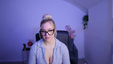 leokitty  online show from 03/19/26, 02:10