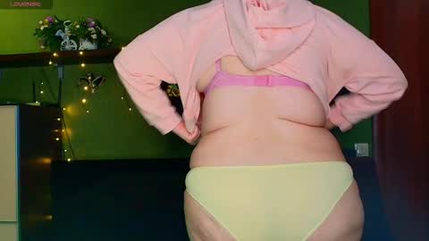 Snapshot of leona_tracie chatting on 02/02/26, 06:17 Leona tracie online show from 02/02/26, 06:17