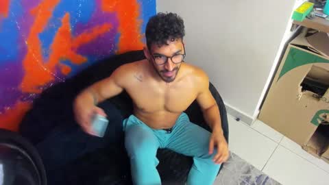 Snapshot of leondevereda_ chatting on 10/18/25, 12:24 Len online show from 10/18/25, 12:24