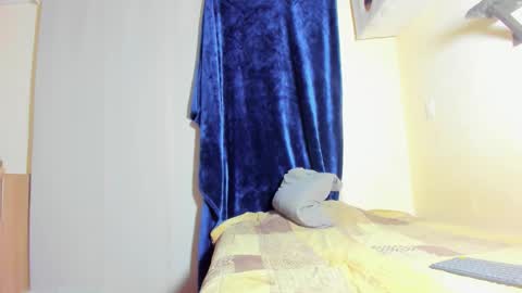 Snapshot of leondevereda_ chatting on 11/21/25, 12:21 Len online show from 11/21/25, 12:21