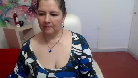 leonela   online show from 09/28/25, 10:42