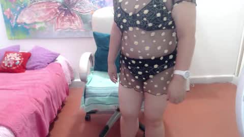 leonela   online show from 01/12/26, 01:00