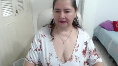 leonela   online show from 04/13/26, 01:00