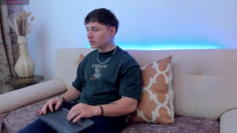 Leo  online show from 10/17/25, 08:55