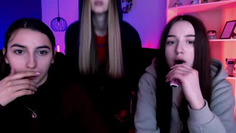 leslie_bird online show from 04/10/26, 09:03