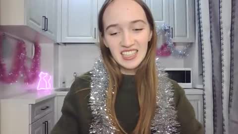 Snapshot of leslie_my_lovee chatting on 12/16/24, 08:05 LESLIE online show from 12/16/24, 08:05