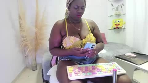 lesliee_brownn online show from 10/15/25, 09:53