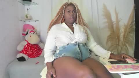 lesliee_brownn online show from 02/10/26, 08:18