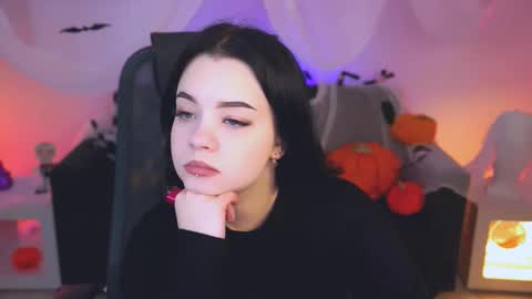 Snapshot of leslierowe chatting on 10/19/25, 11:44 LeslieRowe online show from 10/19/25, 11:44